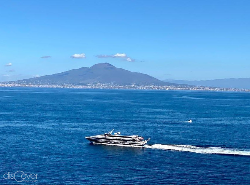 Con Alilauro navighi in tutto il Golfo di Napoli
