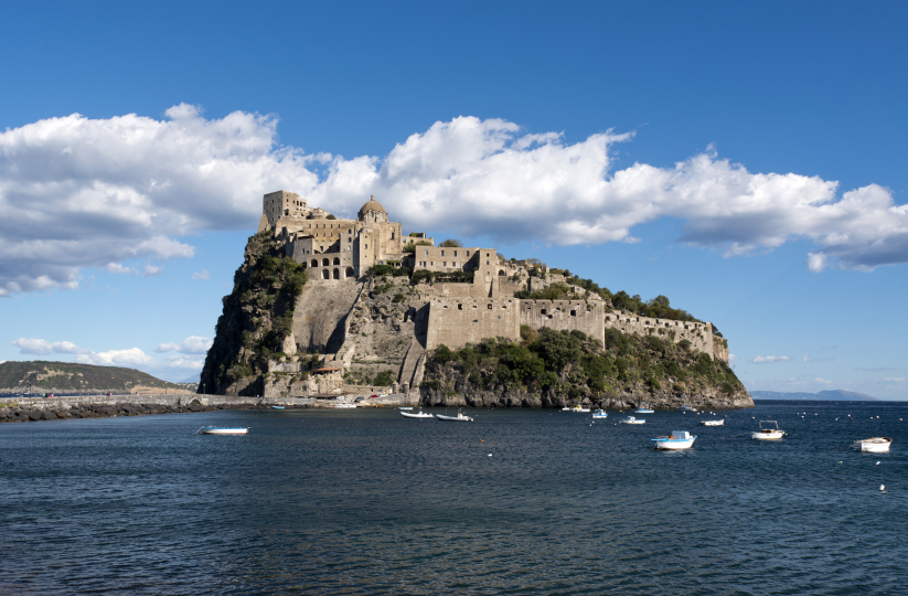 Prima, imprescindibile tappa la visita al Castello Aragonese, simbolo di Ischia